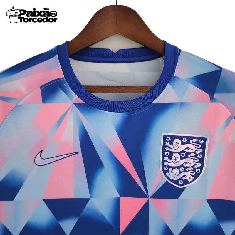 Camiseta de entrenamiento Inglaterra Geométrica 22/23 - NK Torcedor Masculina - Azul y rosa